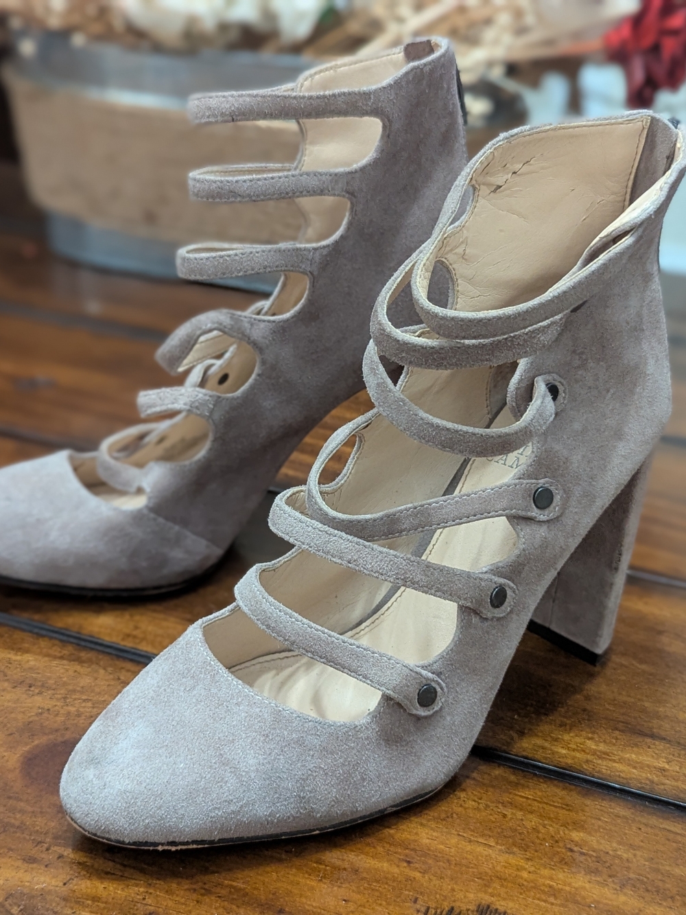 🚨 Vince Camuto Davel Stone Taupe Suede Strappy Block Heel Pump Zip Size 8